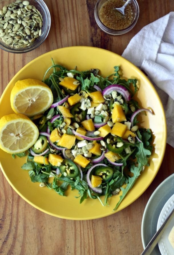 insalata di mango avocado e rucola con condimento al cilantro e lime 1