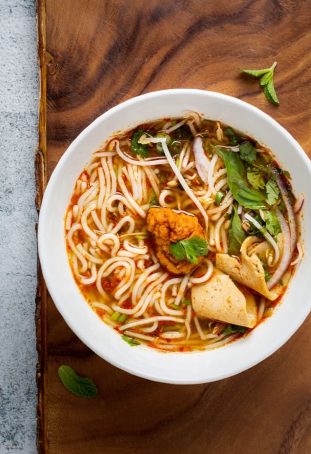 zuppa di noodles thailandese con curry rosso