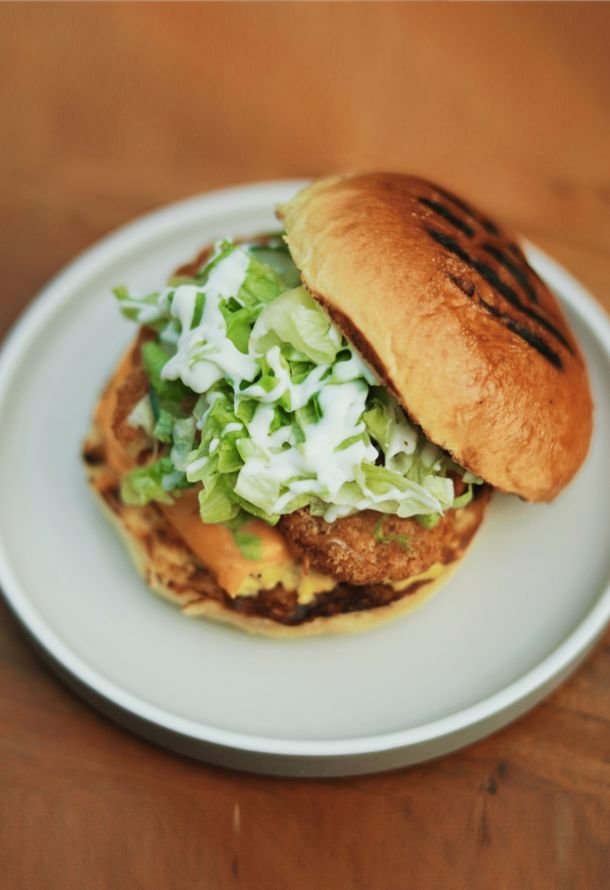 Ricetta burger di pesce croccante al sesamo con maionese al lime 1 burger di pesce croccante al sesamo con maionese al lime 1