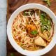 zuppa di noodles thailandese con curry rosso