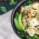 pho vietnamita vegetariano con asparagi e noodles 1