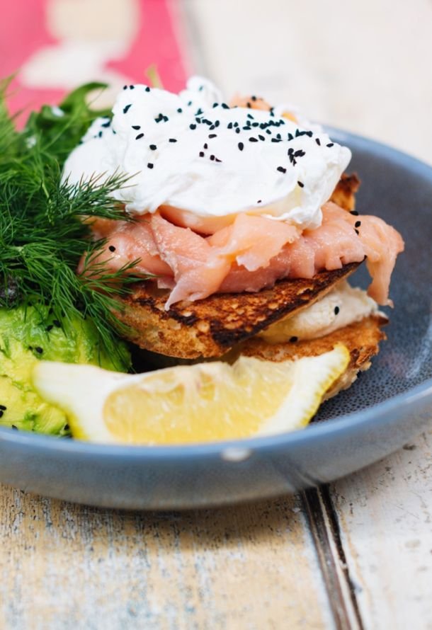 uova in camicia con avocado e salmone affumicato