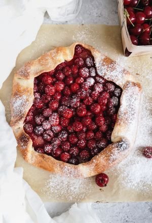 galette di ciliegie con crosta di panna acida alle mandorle