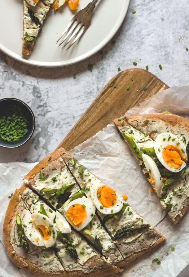 pane piatto con ricotta asparagi e uova 1