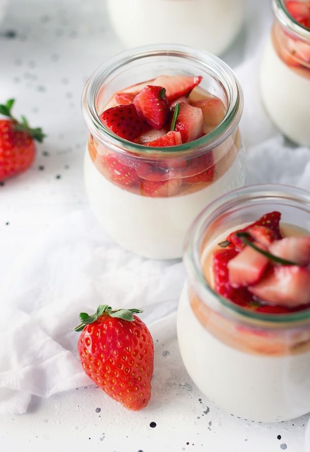 panna cotta con yogurt e fragola