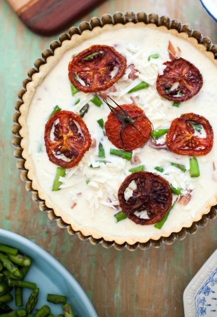 quiche di pomodori e asparagi arrostiti