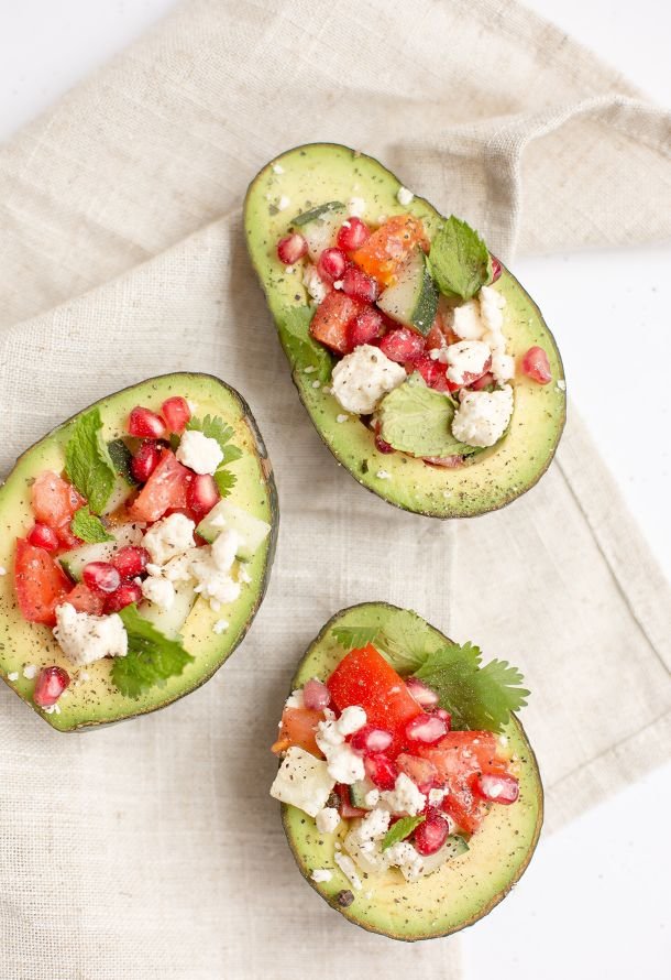 avocado ripieno di insalata di pomodoro