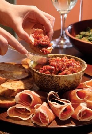 Prosciutto Serrano con crostini di pane al pomodoro 1900Cucina