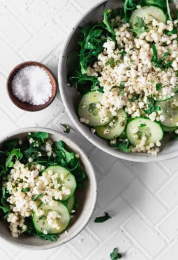 insalata di rucola al limone con couscous cetrioli e feta