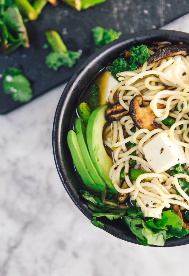 pho vietnamita vegetariano con asparagi e noodles 1