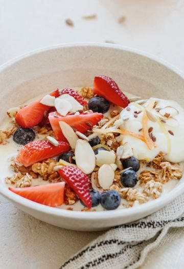 yogurt cremoso fatto in casa con granola e frutta 1