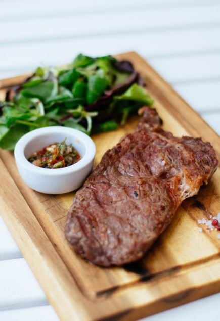 bistecca di manzo con burro al timo e scalogno