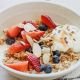 yogurt cremoso fatto in casa con granola e frutta 1