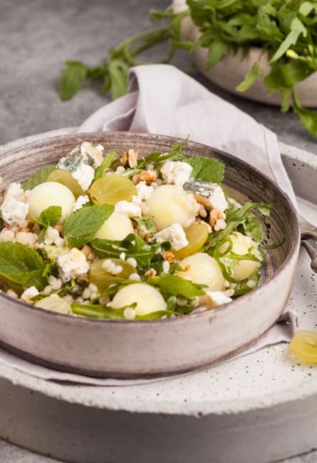 insalata verde mista con uva gorgonzola e noci