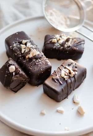 barrette di arachidi al caramello salato e cioccolato senza cottura 1