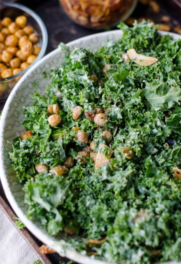 insalata di cavolo nero con ceci croccanti e mele