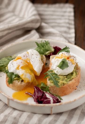 toast con uovo in camicia e avocado